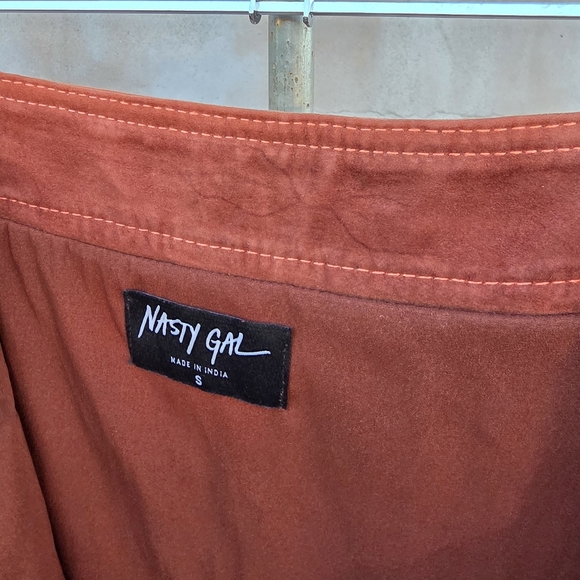Nasty Gal rust brick colored suede skirt button front - Picture 5 of 10
